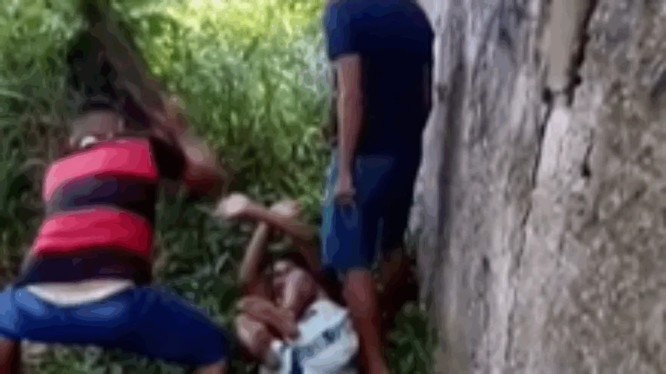 Vídeo de suposto ladrão espancado a pauladas