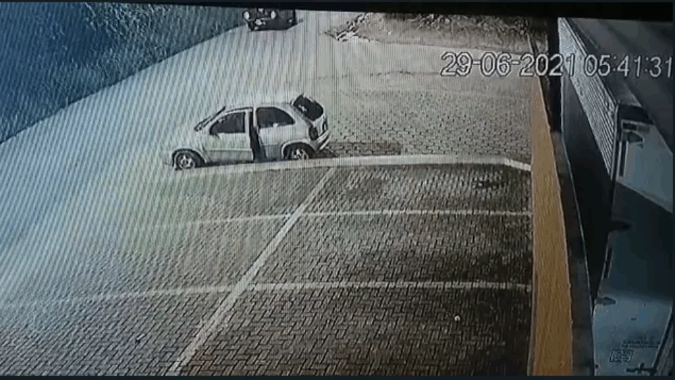 Vídeo de roubo de carro na madrugada desta terça-feira (29/06)