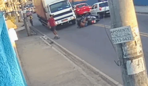 VEJA! Vídeo mostra exato momento em que mulher cai de moto e é atropelada e arrastada por caminhão