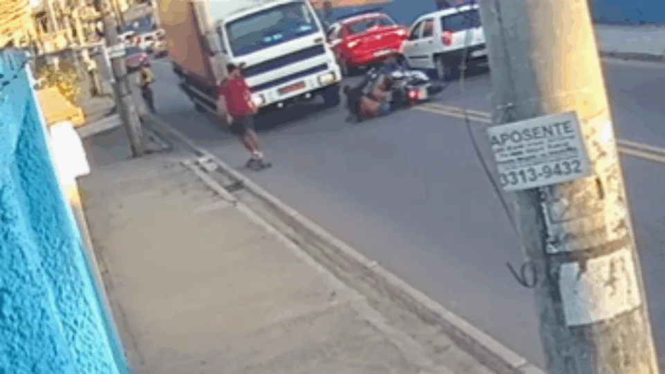 VEJA! Vídeo mostra exato momento em que mulher cai de moto e é atropelada e arrastada por caminhão
