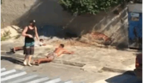 VÍDEOS FORTES – Moradores filmam exato momento em que jovens são assassinados a tiros em via pública