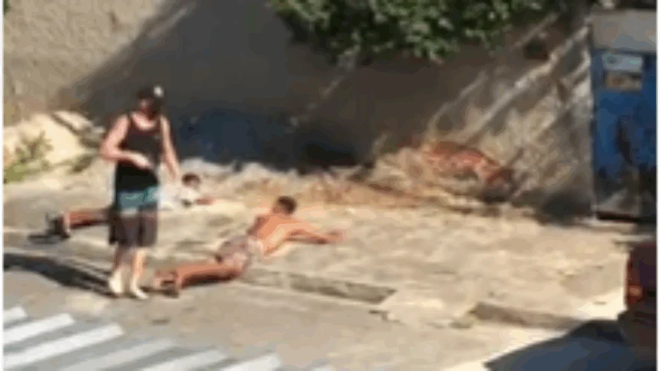 VÍDEOS FORTES – Moradores filmam exato momento em que jovens são assassinados a tiros em via pública