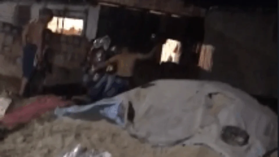 VEJA VÍDEO – Suposto assaltante de ônibus é espancado por homens revoltados com criminalidade