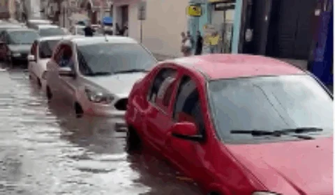 VEJA VÍDEOS – Chuva causa alagações e Rio Negro já começa o processo de vazante