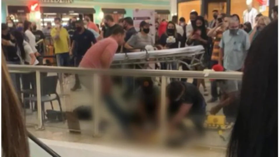 VEJA VÍDEO – Jovem é esfaqueada e morre dentro de shopping; Suspeito era amigo da vítima