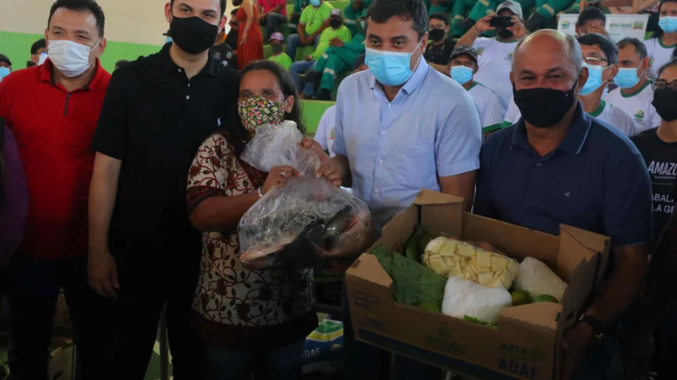 Famílias atingidas pela cheia recebem alimentos e ‘Auxílio Enchente’ em Novo Airão