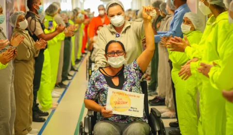Corredor da Vitória é realizado no Hospital Delphina Aziz para celebrar 6 mil altas de pacientes curados da Covid-19