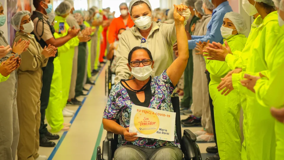 Corredor da Vitória é realizado no Hospital Delphina Aziz para celebrar 6 mil altas de pacientes curados da Covid-19