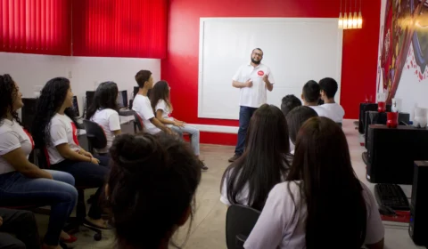 Coletivo Online oferece curso digital e gratuito a comunidades de baixa renda para oportunidade no mercado de trabalho