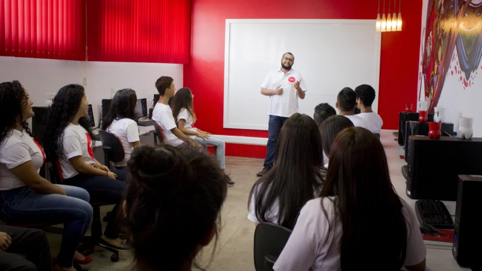 Coletivo Online oferece curso digital e gratuito a comunidades de baixa renda para oportunidade no mercado de trabalho