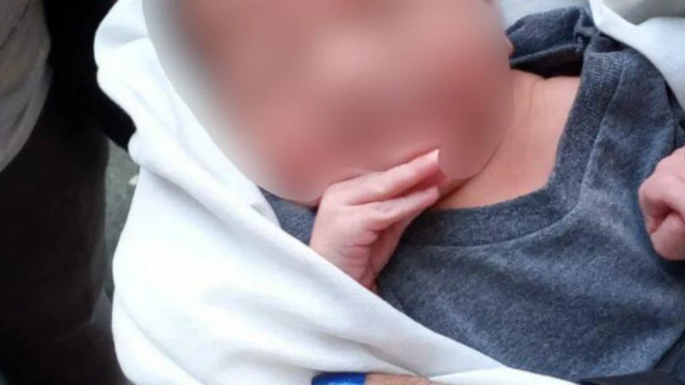 Veja vídeo; Abandonado pela mãe, bebê é encontrado dentro de lixeira que estava prestes a ser triturada