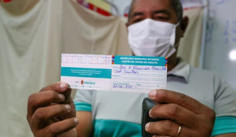 Professor é vacinado no dia do seu aniversário durante viradão da imunização em Manaus