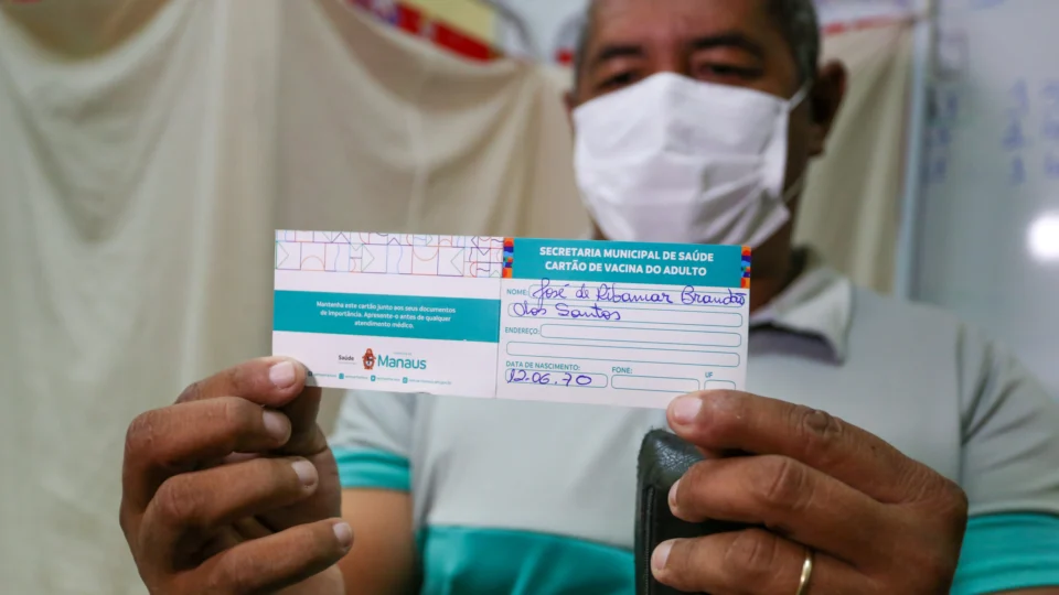 Professor é vacinado no dia do seu aniversário durante viradão da imunização em Manaus