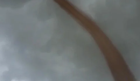 Vídeo mostra o momento em que redemoinho assusta moradores de Goiás; VEJA MAIS