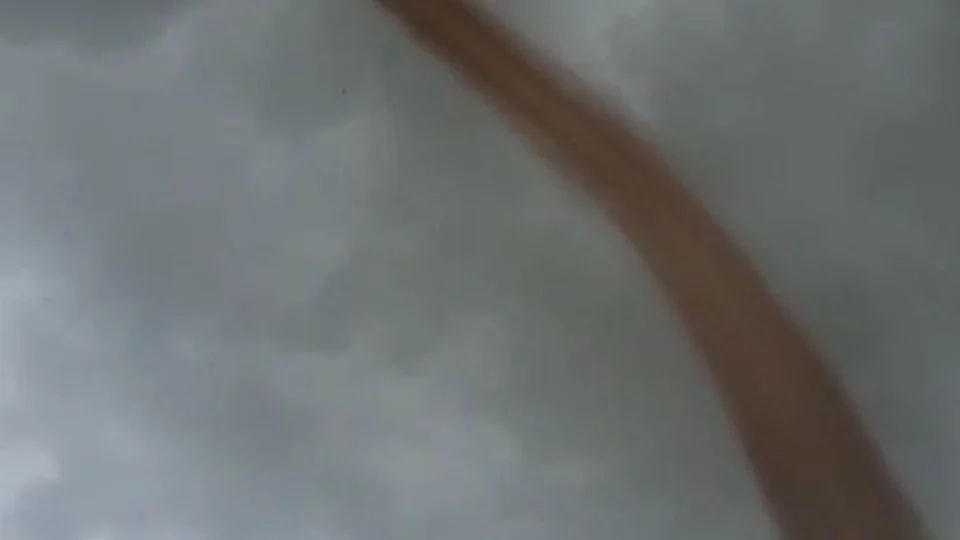 Vídeo mostra o momento em que redemoinho assusta moradores de Goiás; VEJA MAIS