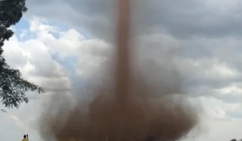 Veja Vídeo: Redemoinho gigante assusta moradores;  “Eu nunca tinha visto nada parecido”