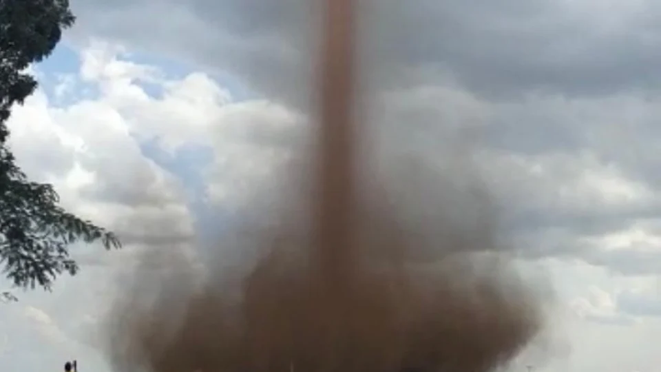 Veja Vídeo: Redemoinho gigante assusta moradores;  “Eu nunca tinha visto nada parecido”