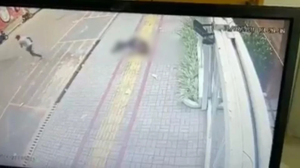 Veja vídeo;Câmeras registram Policial militar sendo assassinado com 2 tiros após reagir a assalto