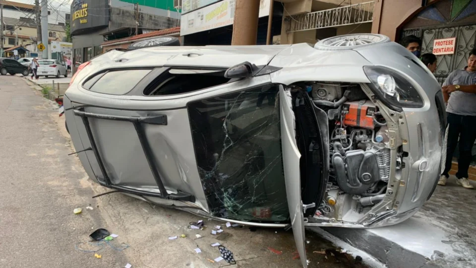 Após capotar, carro atinge mulher que estava sentada na calçada mas sobreviveu ao acidente na zona Sul