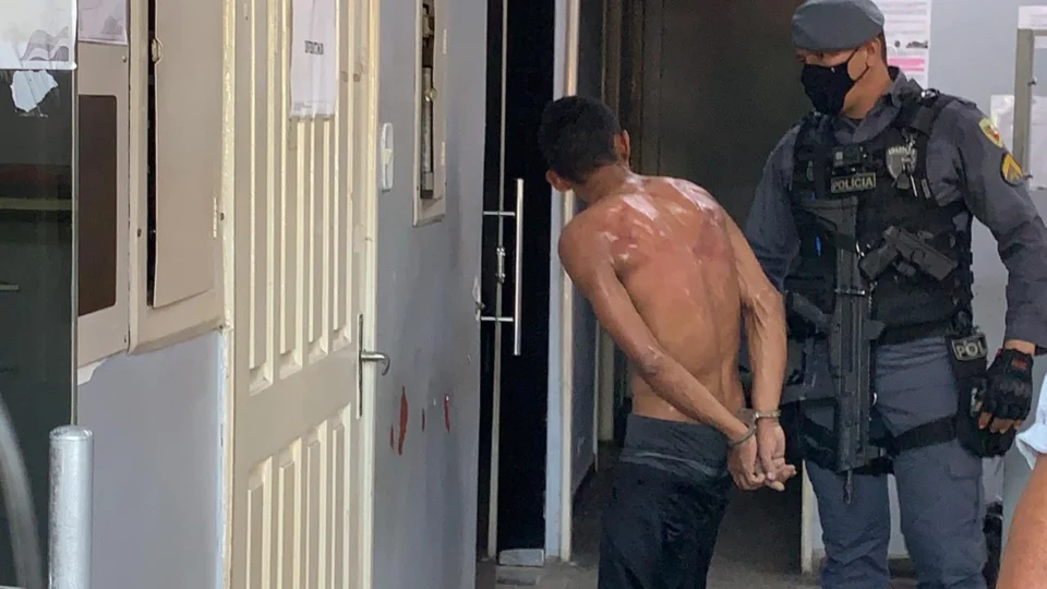 Veja vídeo;Assaltante é espancado pela população após ser pego roubando residência na zona Norte de Manaus