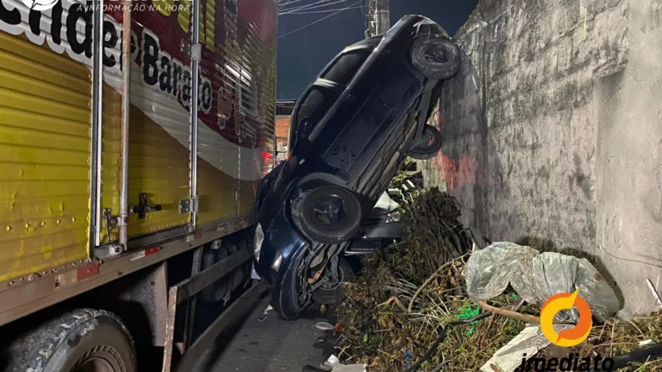 Caminhão perde freio e arrasta quatro carros no bairro Jorge Teixeira