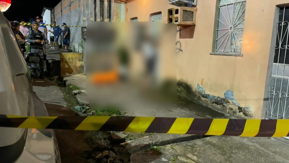 Homem com capacete na cabeça desce de carro azul  e executa rival no Santa Etelvina