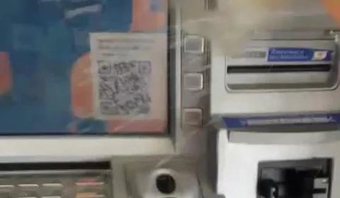 Veja momento em que homens ateiam fogo em agência bancária no bairro Japiim, em Manaus