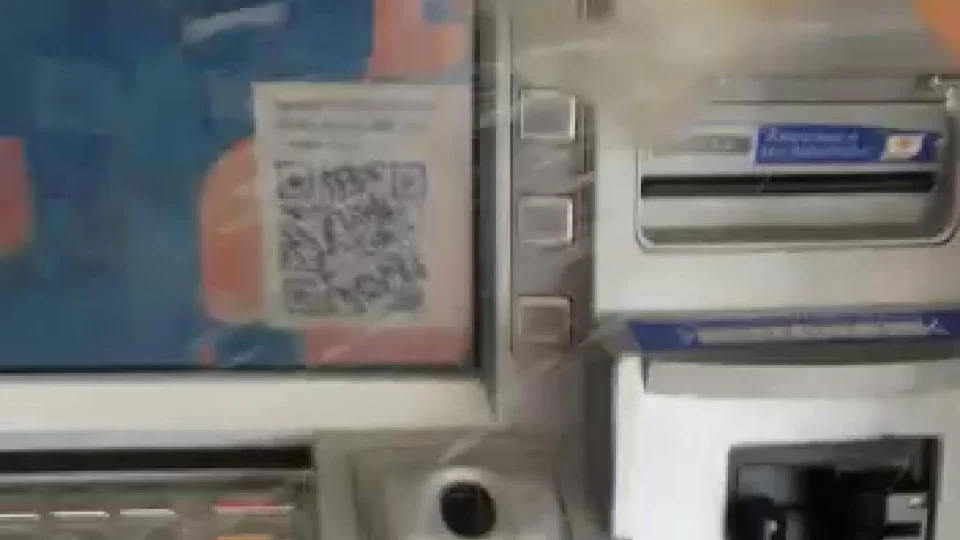 Veja momento em que homens ateiam fogo em agência bancária no bairro Japiim, em Manaus