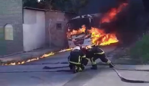 Micro-ônibus de empresa particular é incendiado no Novo Aleixo, em Manaus