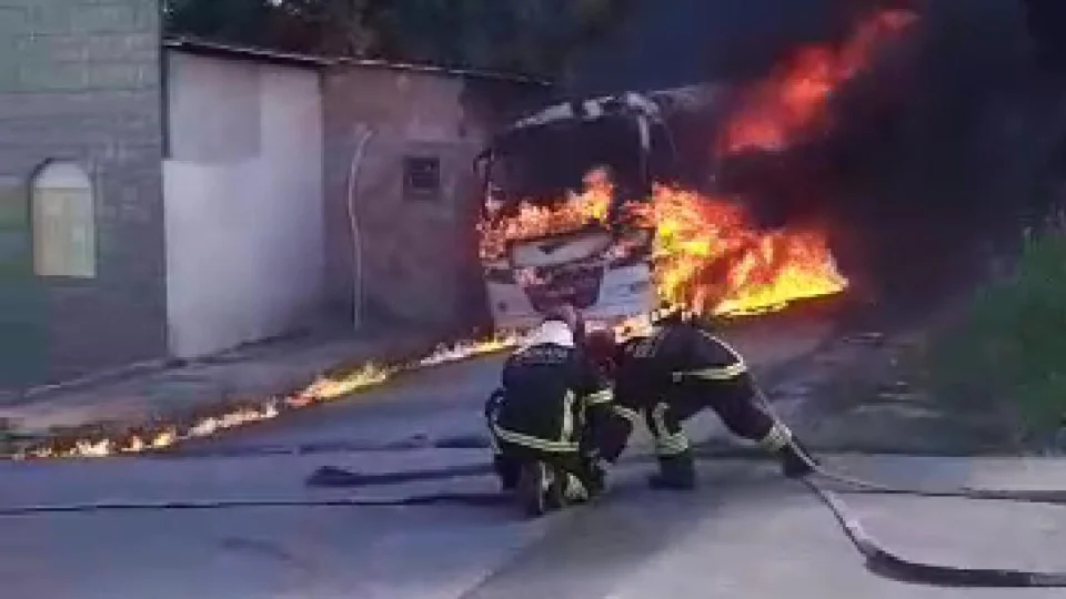 Micro-ônibus de empresa particular é incendiado no Novo Aleixo, em Manaus