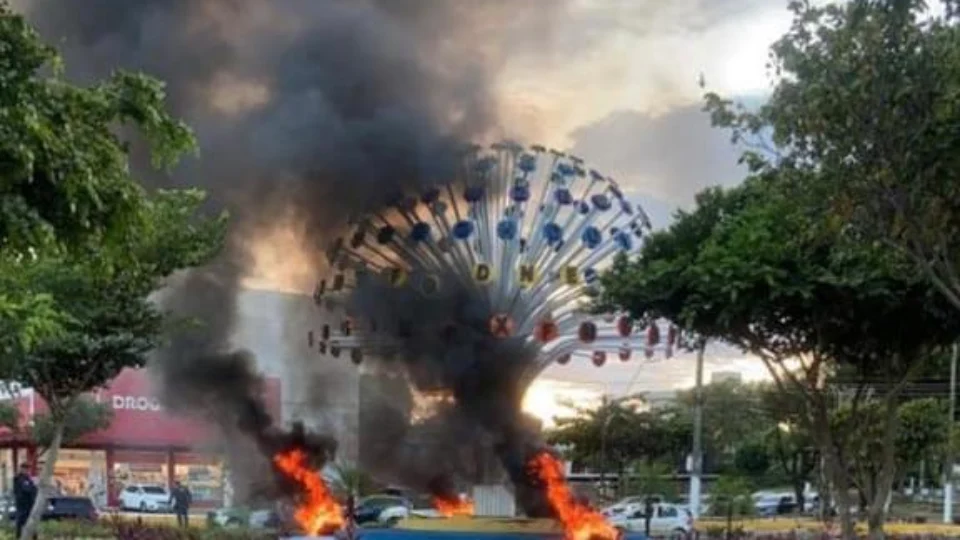 Veja vídeo: monumento da “Bola das Letras” que foi revitalizado recentemente é incendiado; Saiba Mais