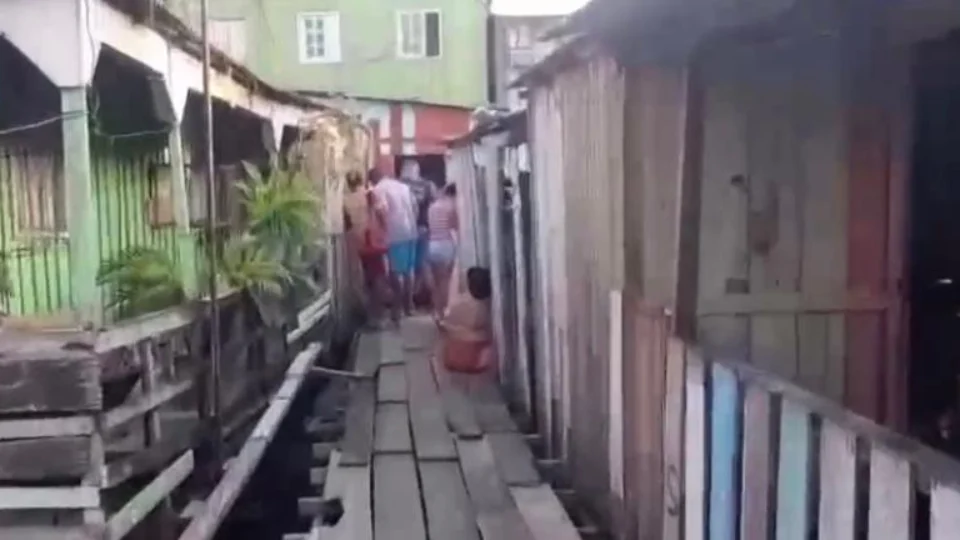 Veja vídeo: Jovem autista é morto em beco de Manaus; irmã se desespera ao encontrar corpo
