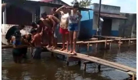 Veja vídeo;Bebê de 10 meses morre afogado ao cair da porta de casa nas águas do alagamento no AM