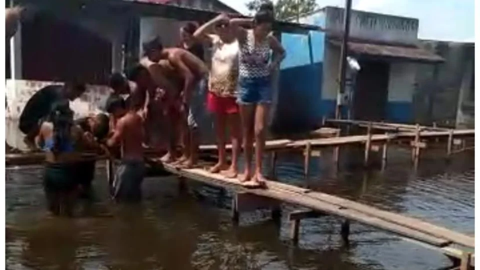 Veja vídeo;Bebê de 10 meses morre afogado ao cair da porta de casa nas águas do alagamento no AM