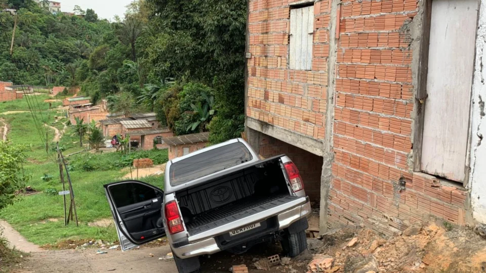 Empresário é sequestrado por assaltantes e durante fuga suspeito é baleado e carro capota no bairro Novo Reino 2, em Manaus