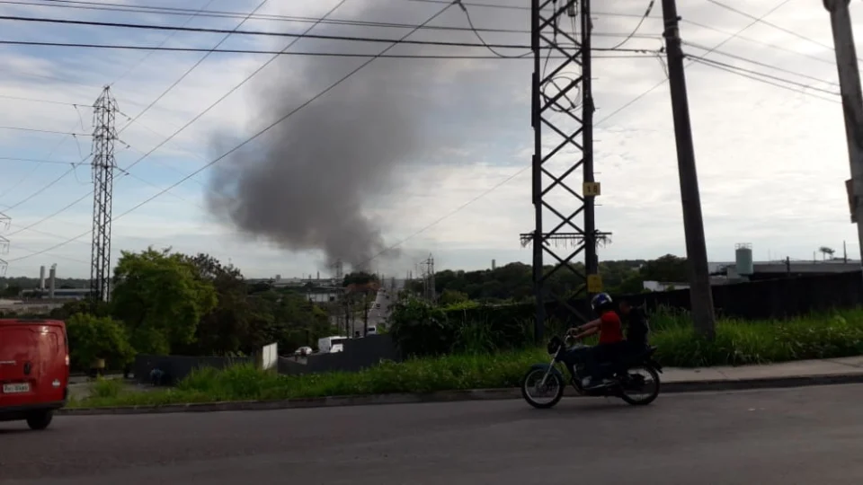 VÍDEOS – Ônibus da empresa Global Green pega fogo na zona Leste de Manaus