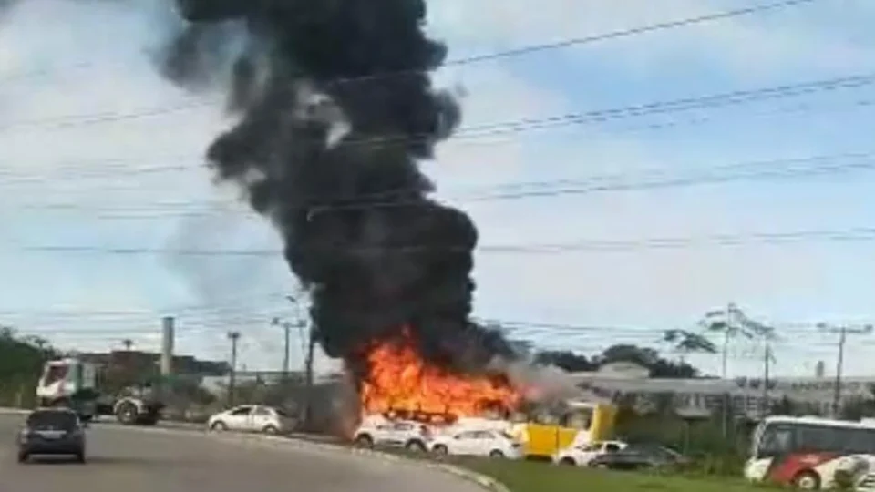 Veja Vídeos; Ônibus da empresa Global Green pega fogo na zona Leste de Manaus; Saiba Mais