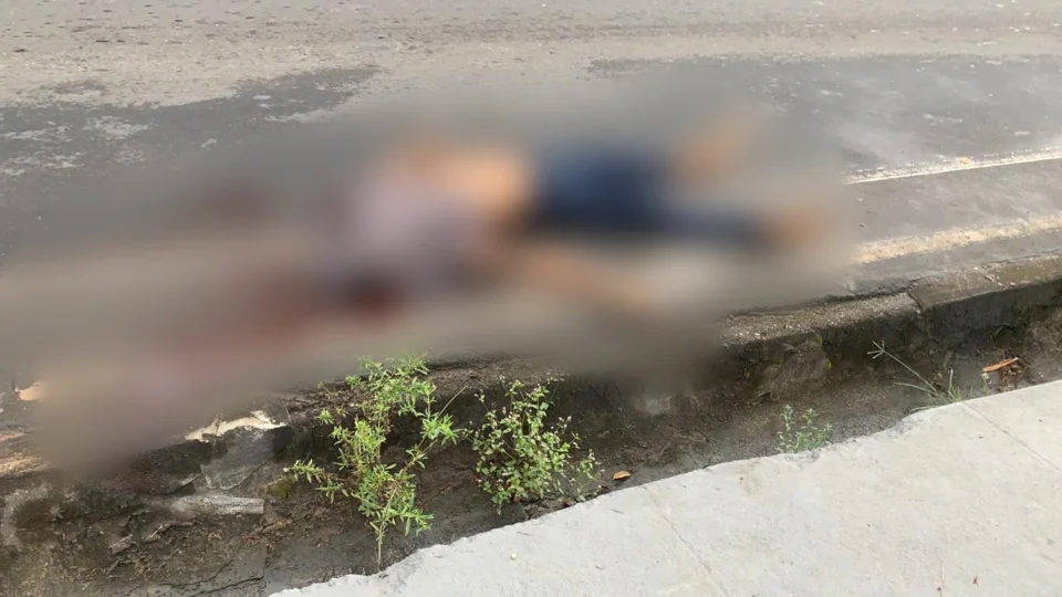 Homem é assassinado e tem corpo jogado pelos criminosos na Avenida do Turismo, em Manaus