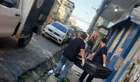 VÍDEO| Homem é assassinado com terçadadas no rosto em prédio abandonado