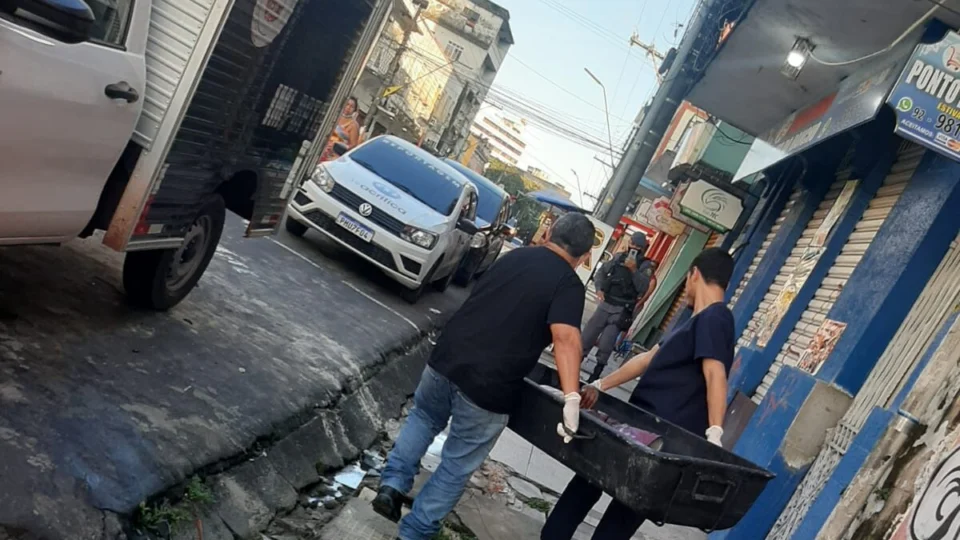 VÍDEO| Homem é assassinado com terçadadas no rosto em prédio abandonado
