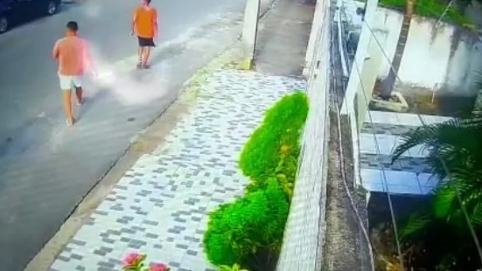 Veja vídeos: Policial reage a assalto e mata adolescente de 16 anos a tiros; Veja detalhes