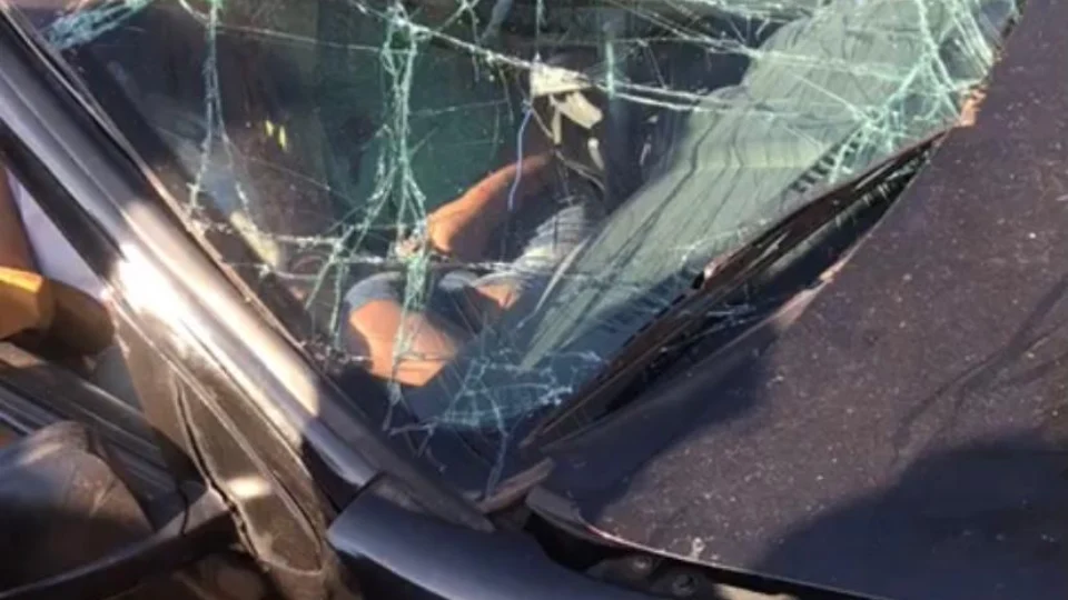 Carro bate em poste e dois ficam gravemente feridos no município de Iranduba; Veja vídeos