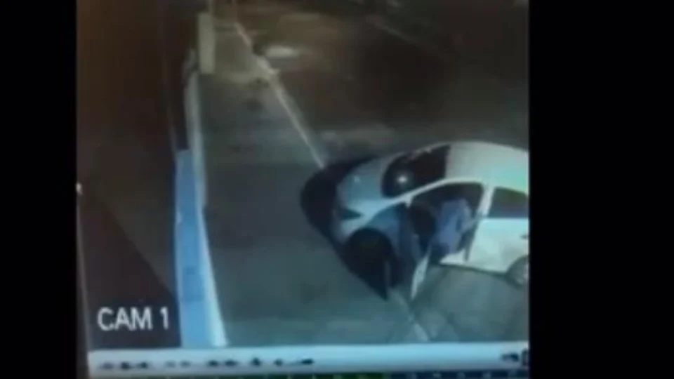 Impressionante; Ladrão furta carro de garagem e sai empurrando o veículo; Veja vídeo