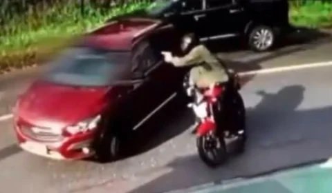 Veja o momento em que mulher é morta com mais de 10 tiros por motociclista no portão de casa