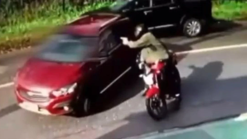 Veja o momento em que mulher é morta com mais de 10 tiros por motociclista no portão de casa