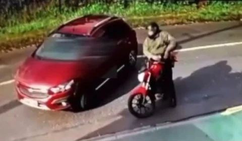 Veja Vídeo: Mulher é morta com mais de 10 tiros por motociclista no portão de casa