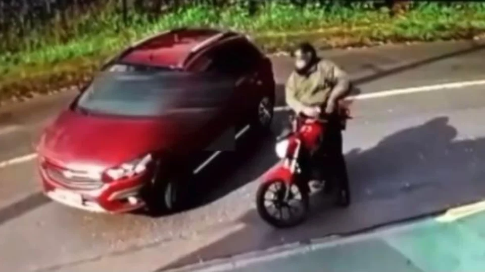 Veja Vídeo: Mulher é morta com mais de 10 tiros por motociclista no portão de casa