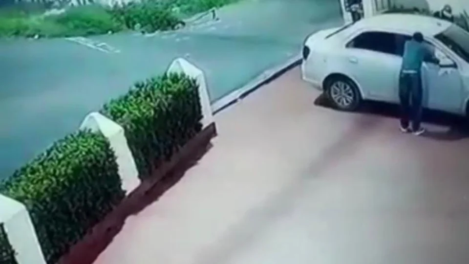 Veja vídeo: Assaltantes abordam senhora e roubam carro no bairro Japiim zona Sul de Manaus