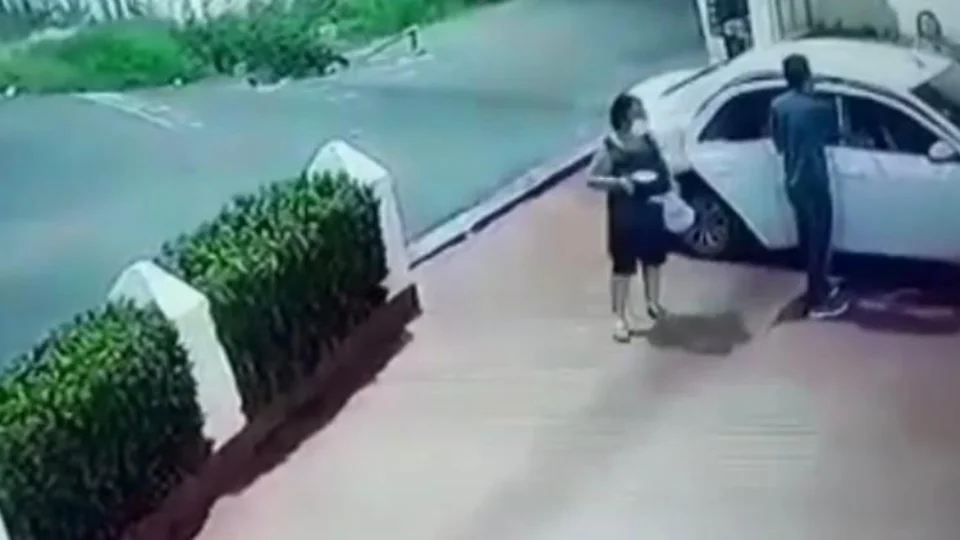 Assaltantes abordam senhora e roubam carro no bairro Japiim; Veja vídeo do momento da ação