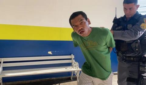 Homem é preso por ameaçar esposa com faca e alega ter sido agredido por ela; Veja o momento da prisão